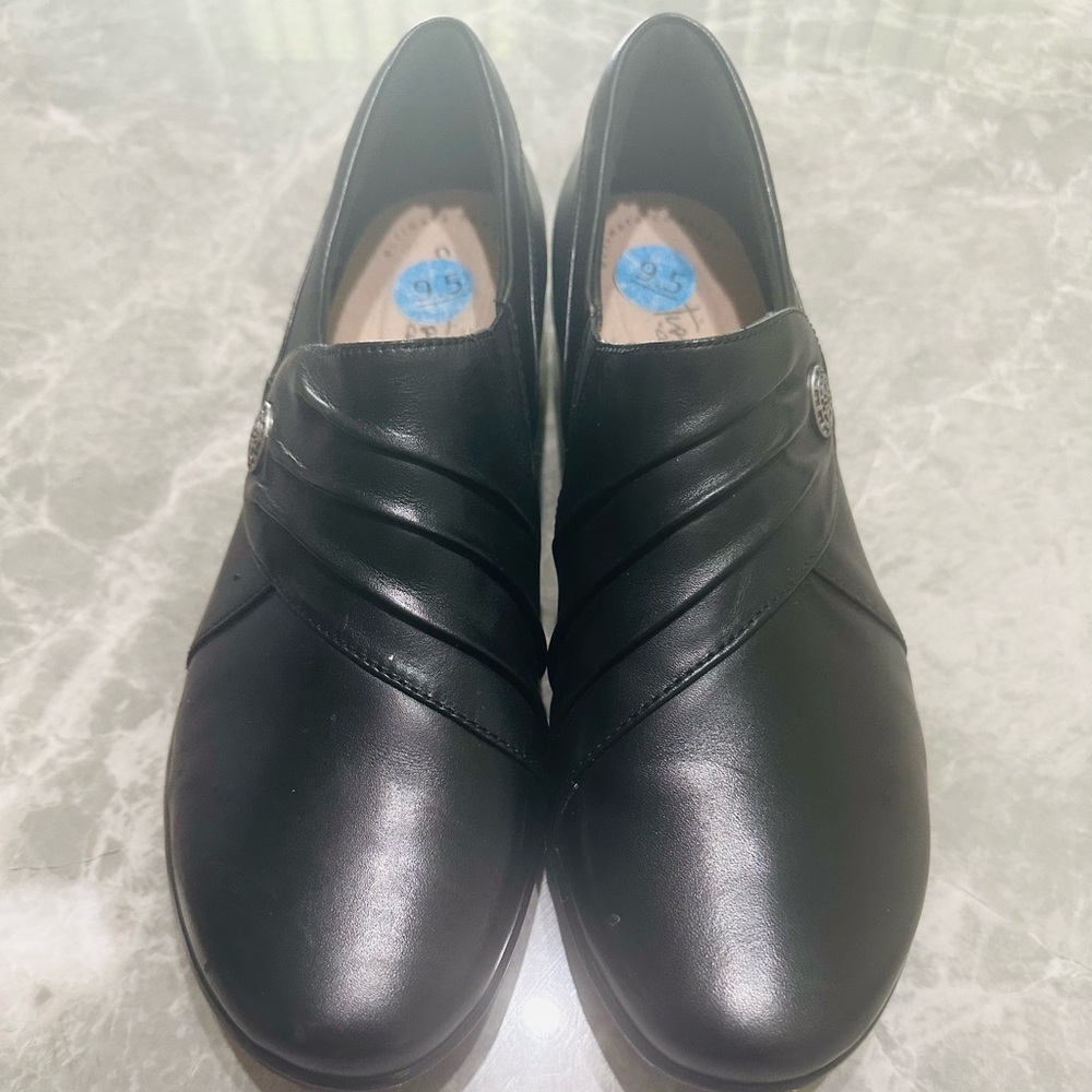 Clarks BETSIE Black Leather Ankle Booties Shoes Block Heel #80678 Women's SZ 9.5